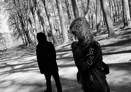 trennen mann frau wald schwarz weiss