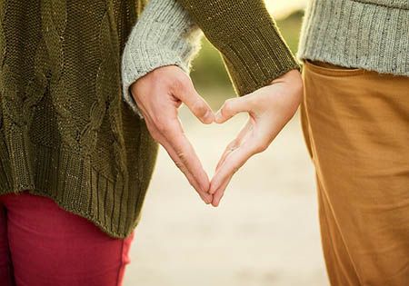 paar pullover haende als herz
