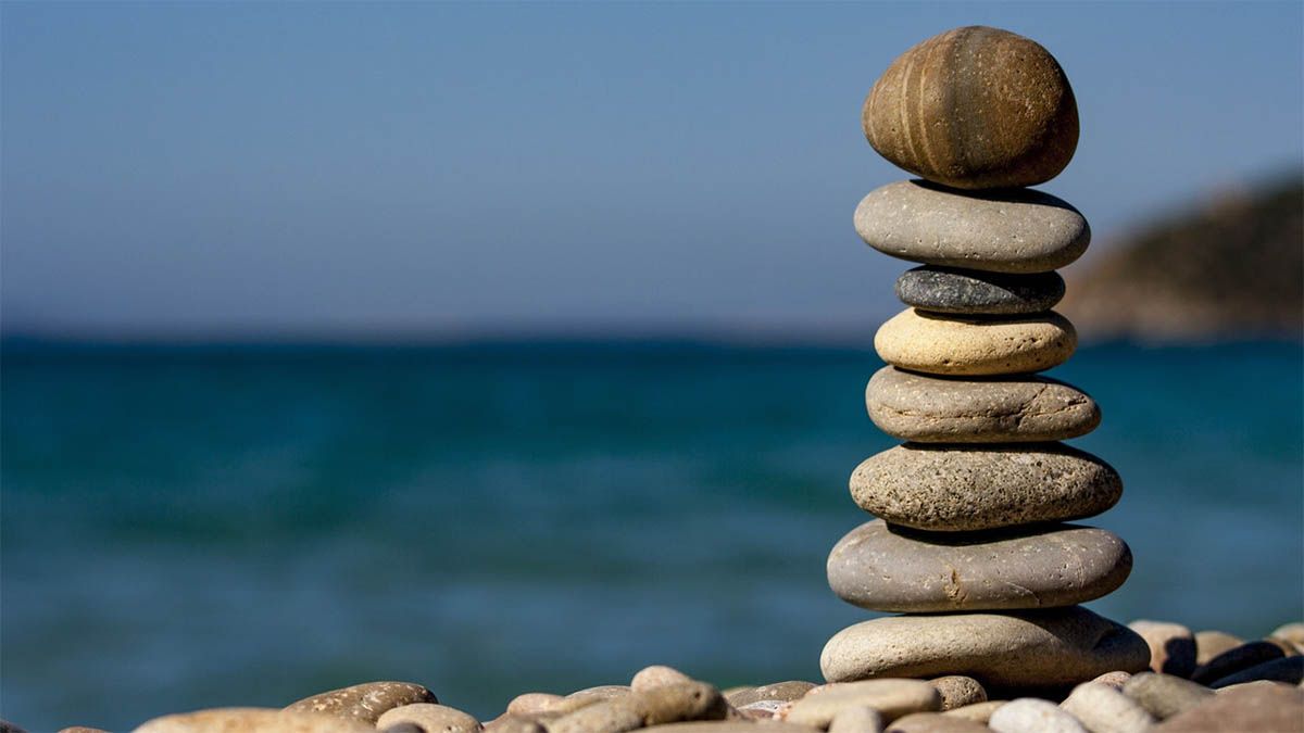 balancierende steine meer yoga