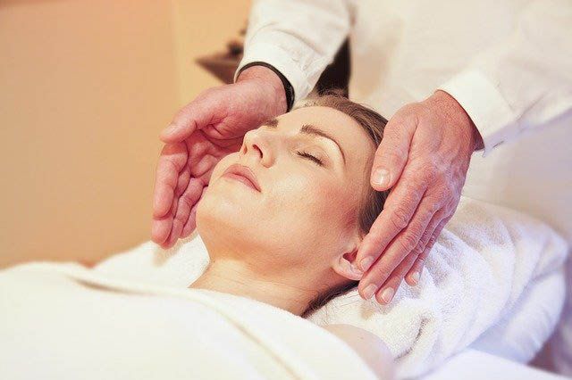 frau mit haenden am ohr wellness