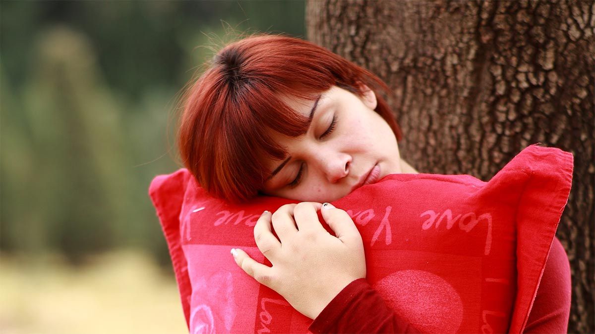 frau-muede-kissen-im-stehen-schlafen