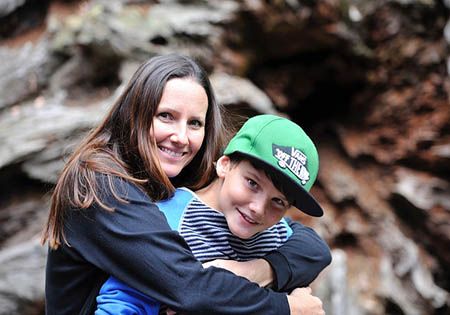 mutter sohn im arm gluecklich