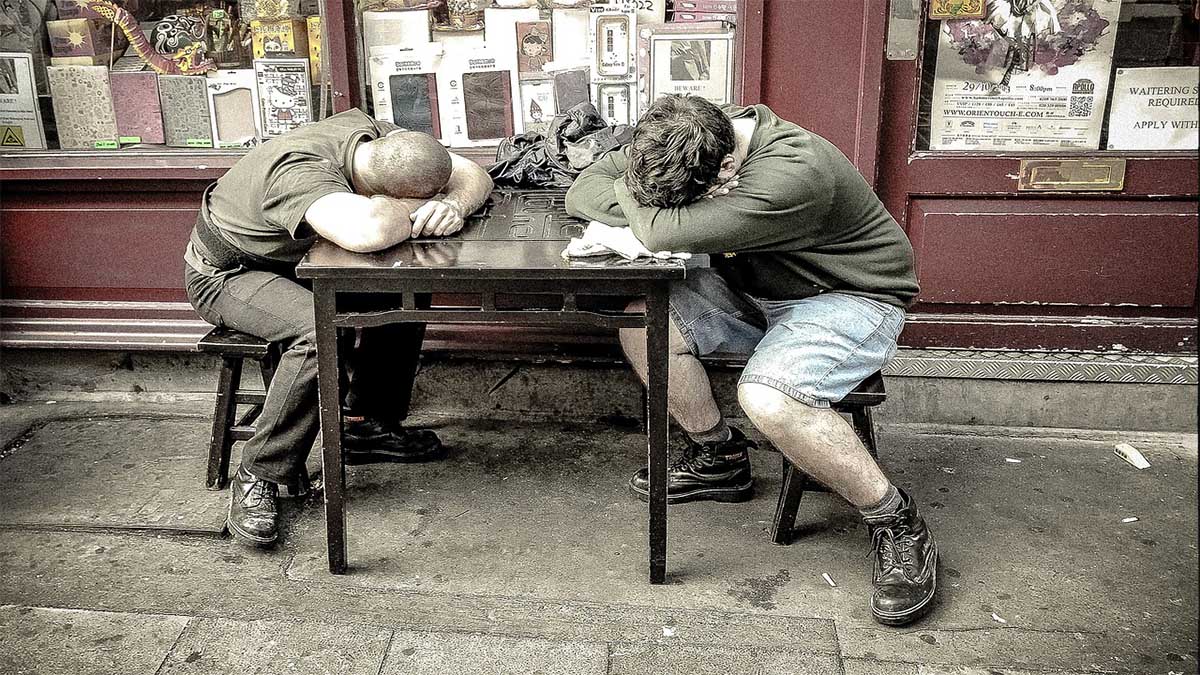 arbeiter-schlafen-am-tisch