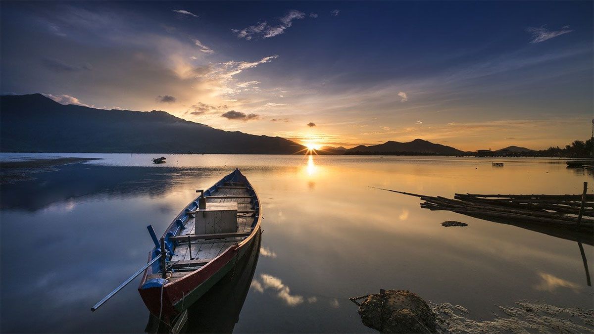 boot-legt-an-sonnenuntergang-ruhe