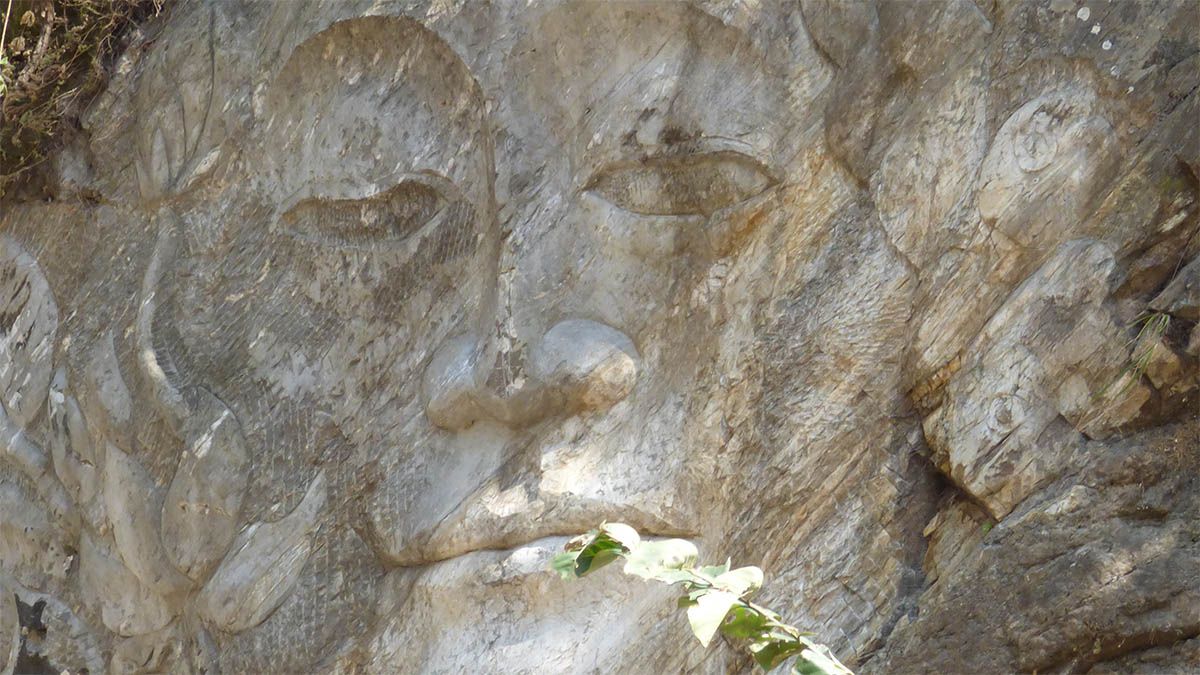 felsen-schnitzerei-buddah-kopf