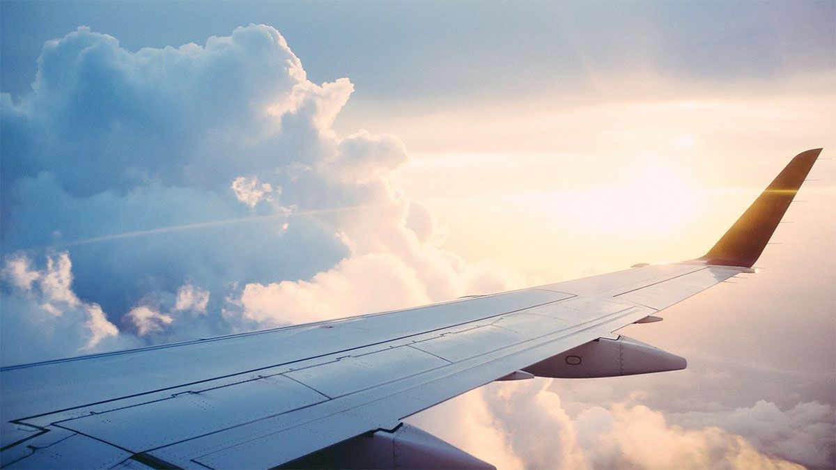 flugzeugfluegel sonnenschein wolken