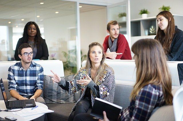 mitarbeiter meeting motiviert arbeiten