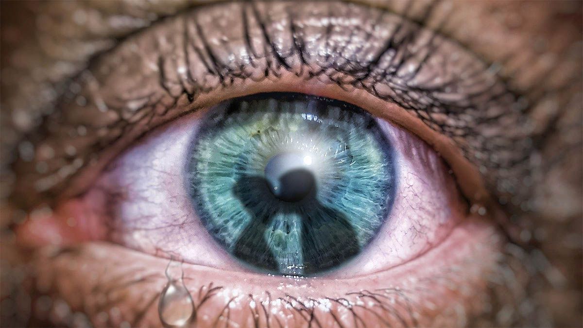 auge-traene-spiegelung-liebespaar