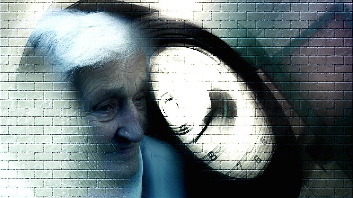 Frontotemporale Demenz - Symptome frau-demenz-uhr-verschwommen