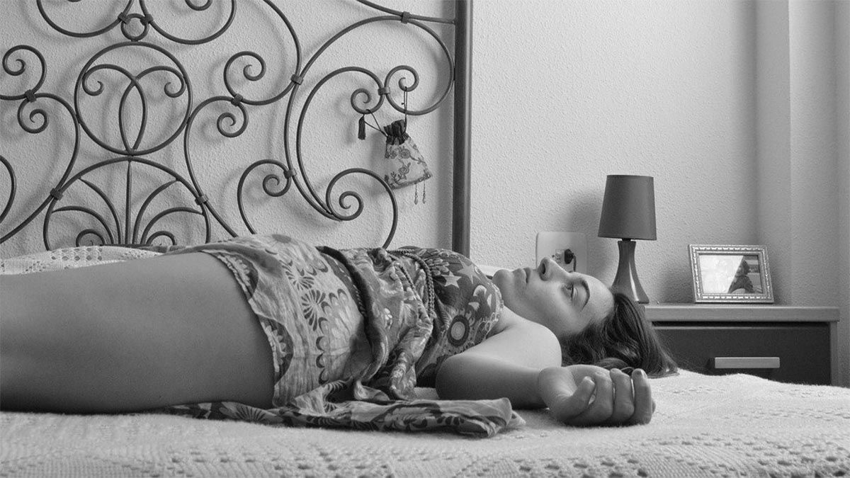 frau-liegt-wach-im-bett