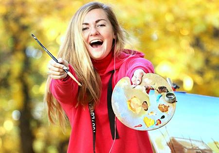 frau malen farbpalette froh