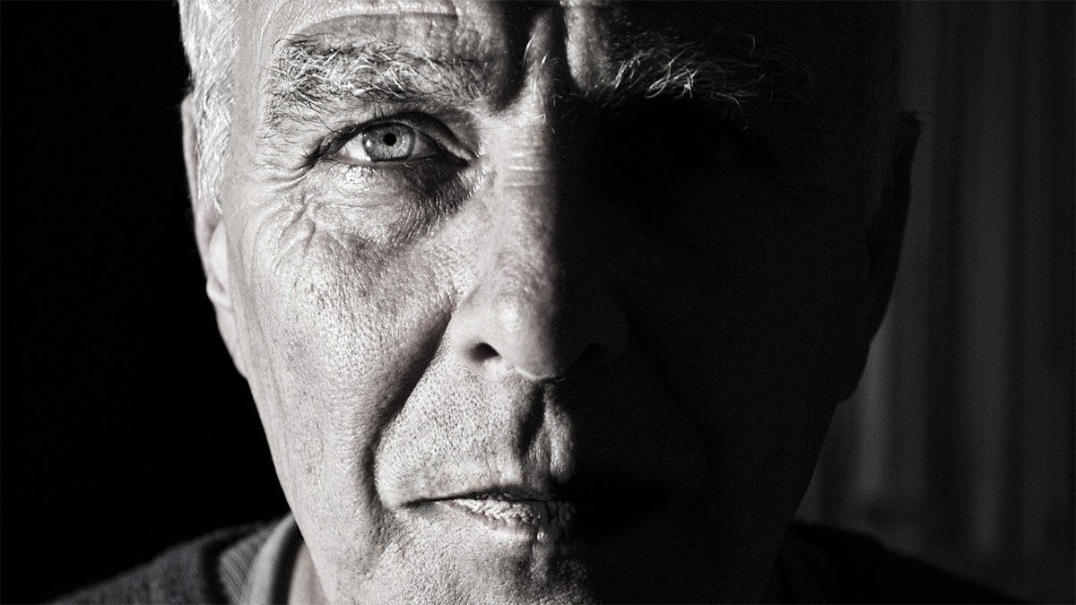 gesicht-alter-mann-ernster-blick