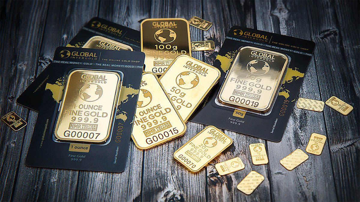 goldbarren auf holzablage