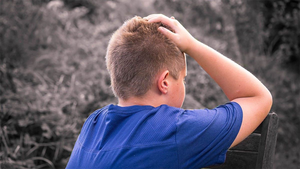 junge erschoepft auf stuhl