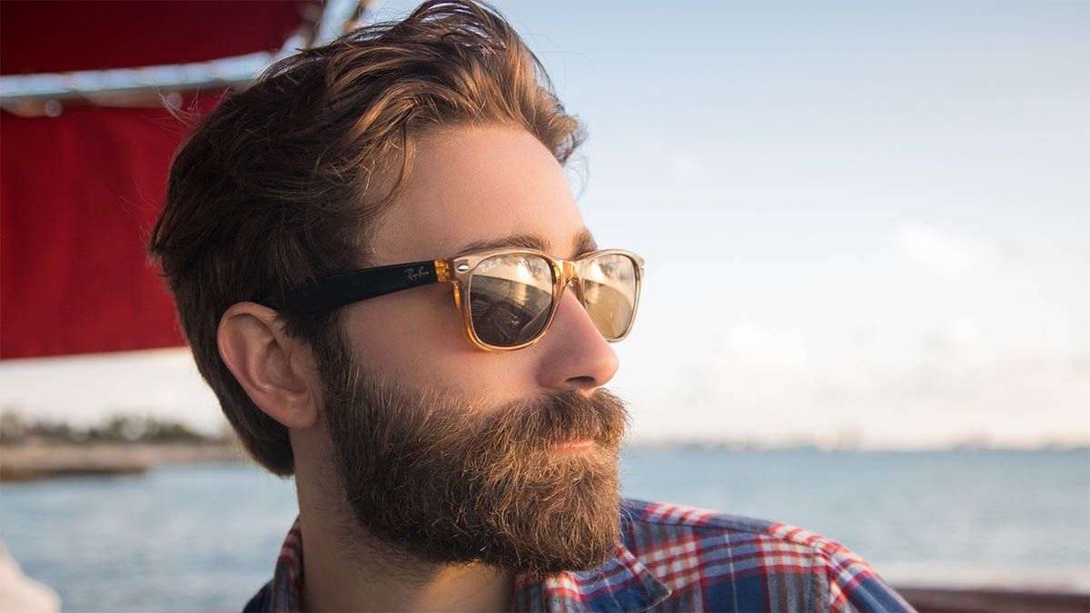 mann bart sonnenbrille meer