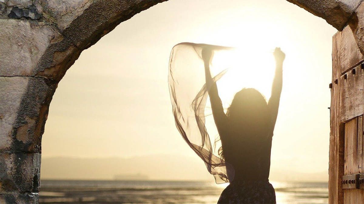 sonne-tor-frau-freuen