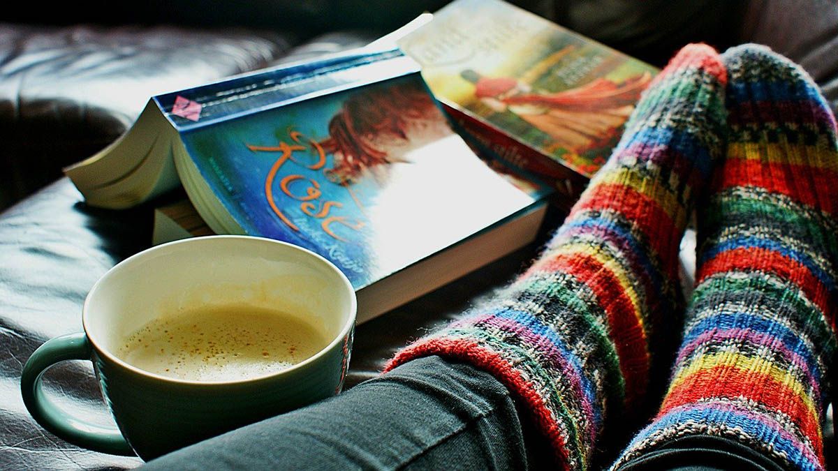 Entspannung im Alltag entspannen-kaffe-buch-fuesse