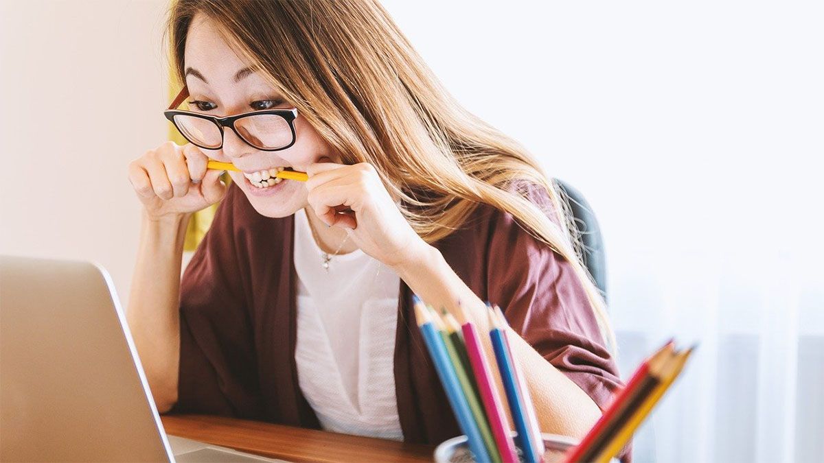 frau-gestresst-beisst-auf-bleistift