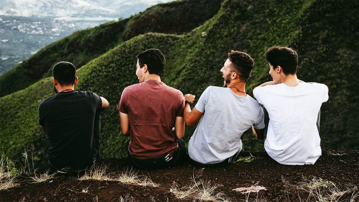 freunde-sitzen-am-berg