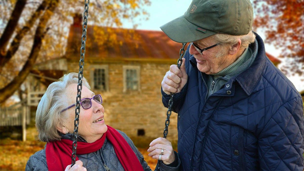 oma-opa-schaukeln-im-herbst
