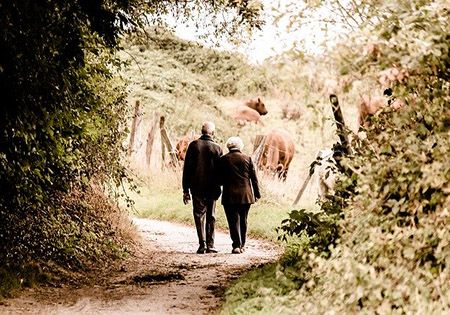 oma opa spazieren waldweg