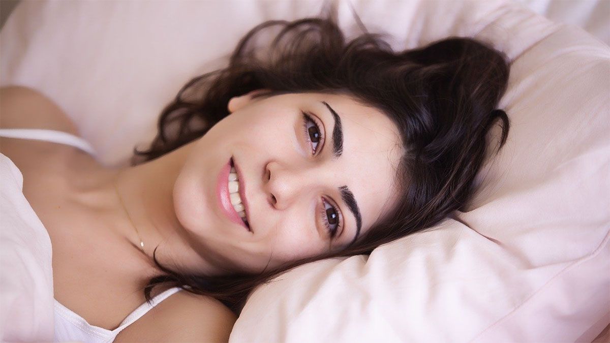 frau-freundliches-gesicht-liegt-im-bett