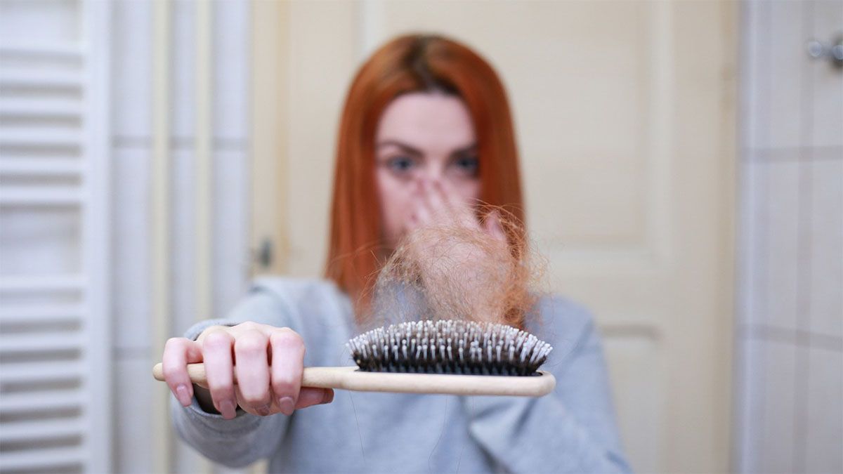 frau haarbuerste haarausfall