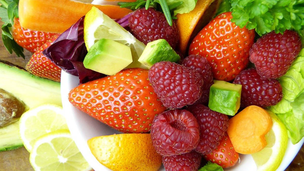fruechte-himbeeren-erdbeeren-zitronen-limetten