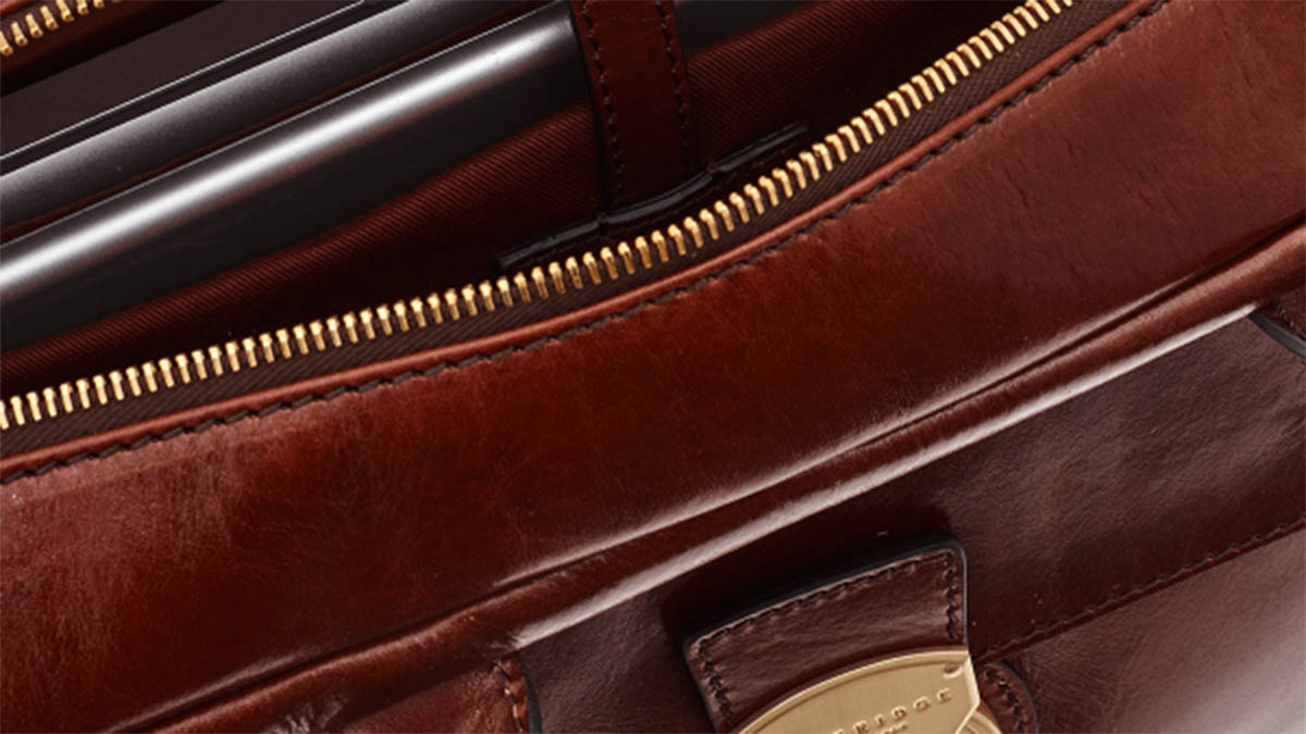 Die Leder Aktentasche – ein Must für den Businessman ledertasche braun offen