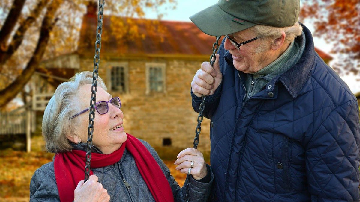 oma-opa-schaukeln-auf-schaukel