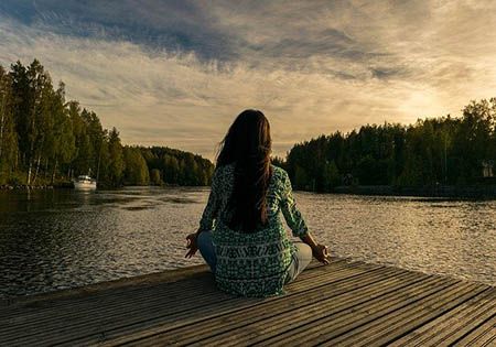 entspannungsuebungen am see yoga frau