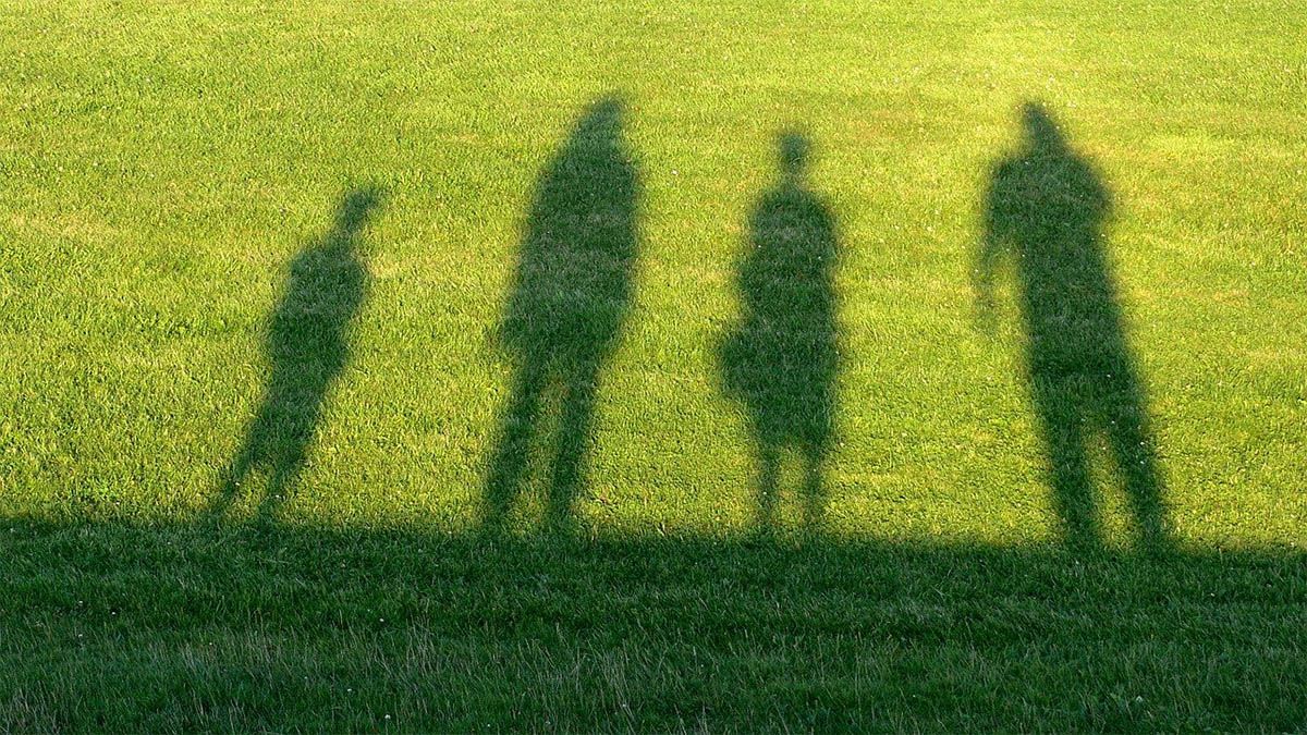 familie-schatten-auf-rasen
