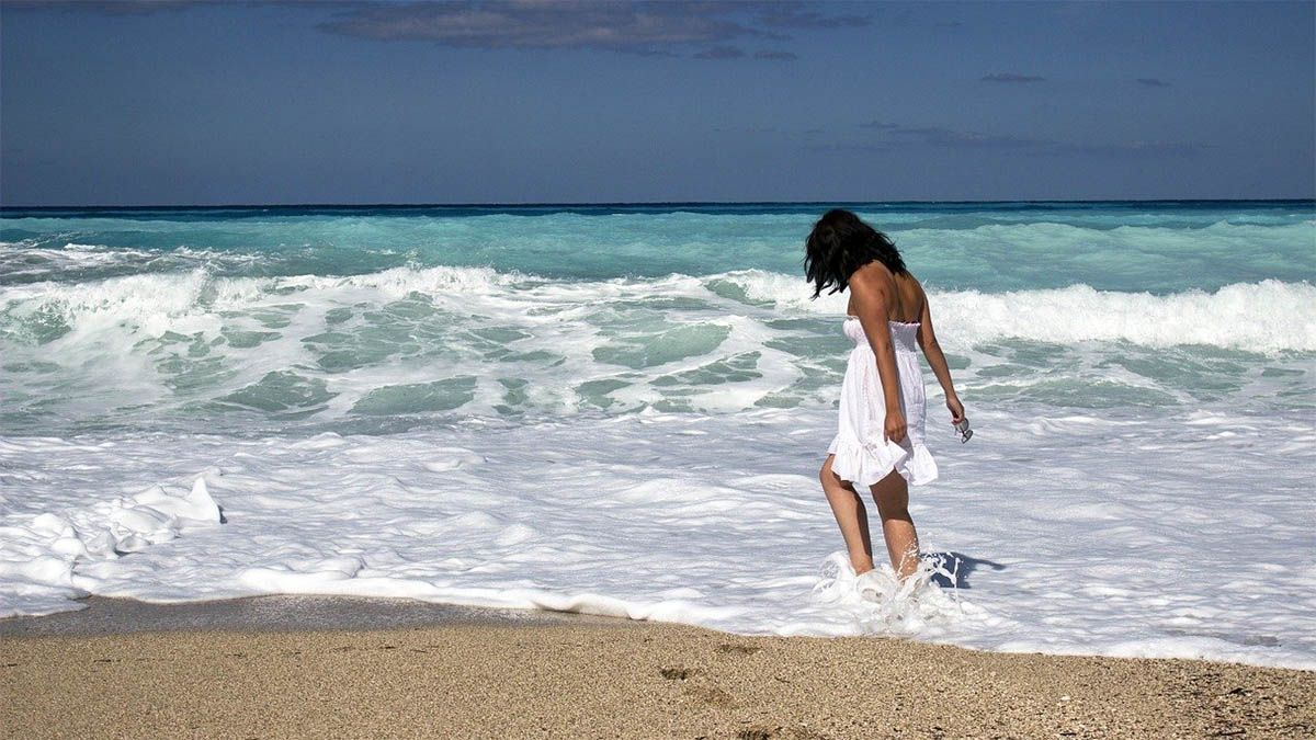 frau-am-meer-laeuft-am-strand