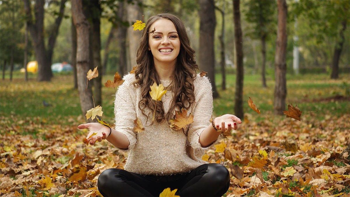 frau-herbst-haende-gleichgewicht