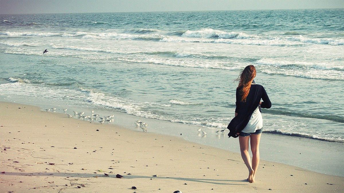 frau-laeuft-am-strand-entlang
