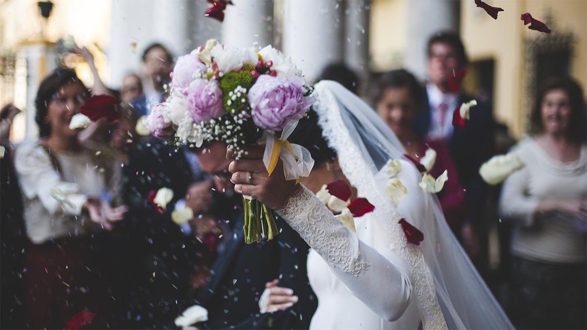 hochzeit frau blumenstrauss feier