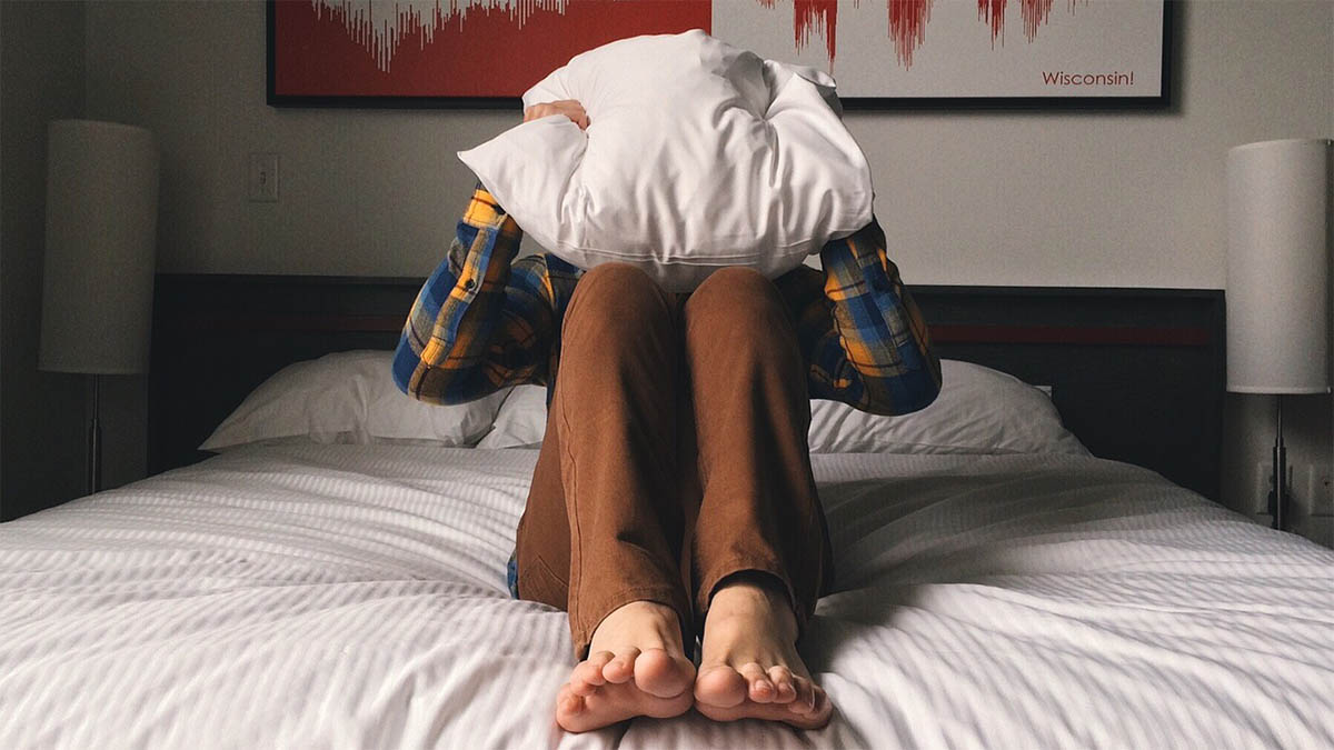 kind-einschlafprobleme-healt-kissen-ueber-kopf