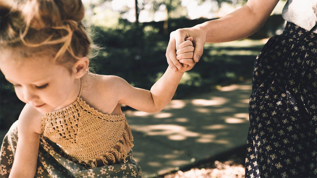 mutter-kind-loest-sich-von-hand-los