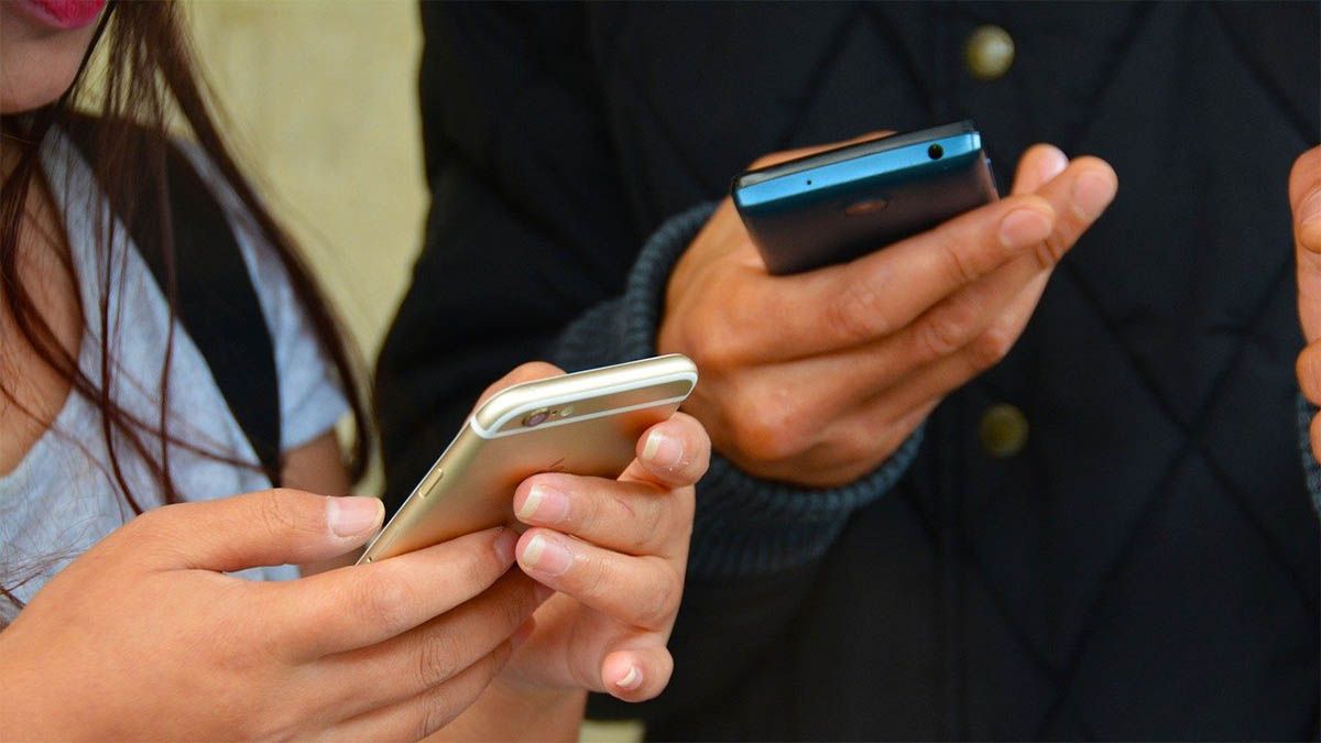 personen-texten-mit-handy