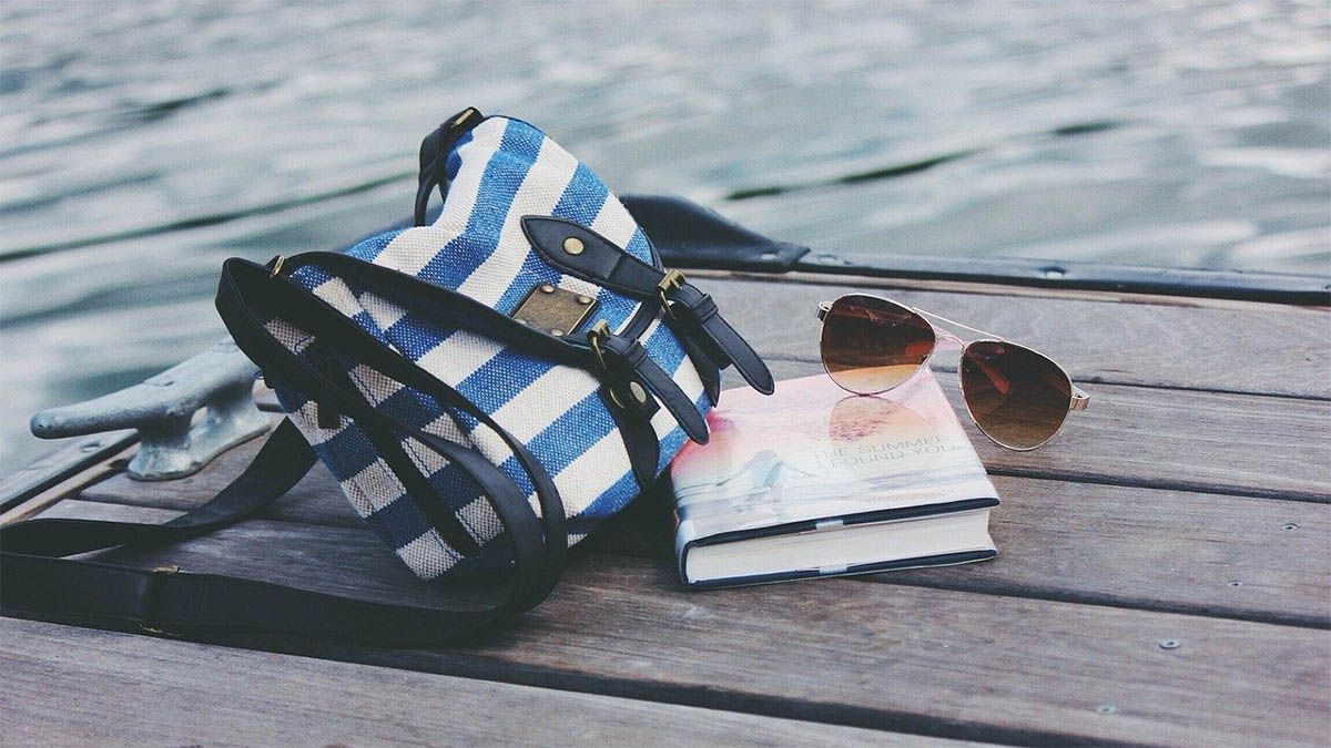 Einfache Entspannungsübungen für zwischendurch tasche-buch-sonnenbrille-am-wasser
