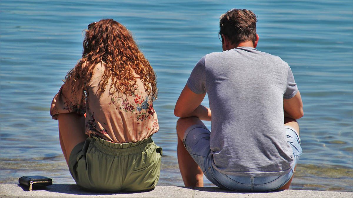 Nach Vertrauensbruch wieder vertrauen lernen vertrauensbruch-mann-frau-sitzen-abgeneigt