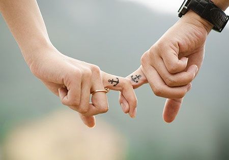 beziehung fingerhalten anker tattoo