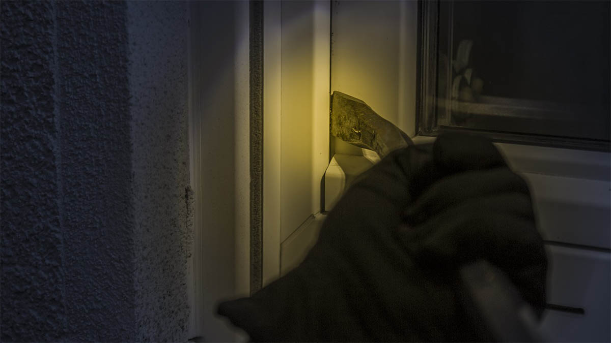 einbrecher brecheisen fenster