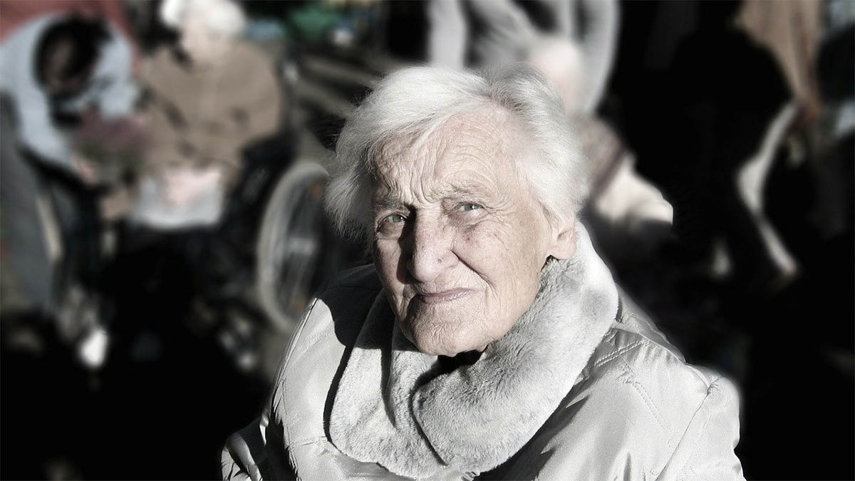 frau-demenz-starrer-blick-menschenmenge