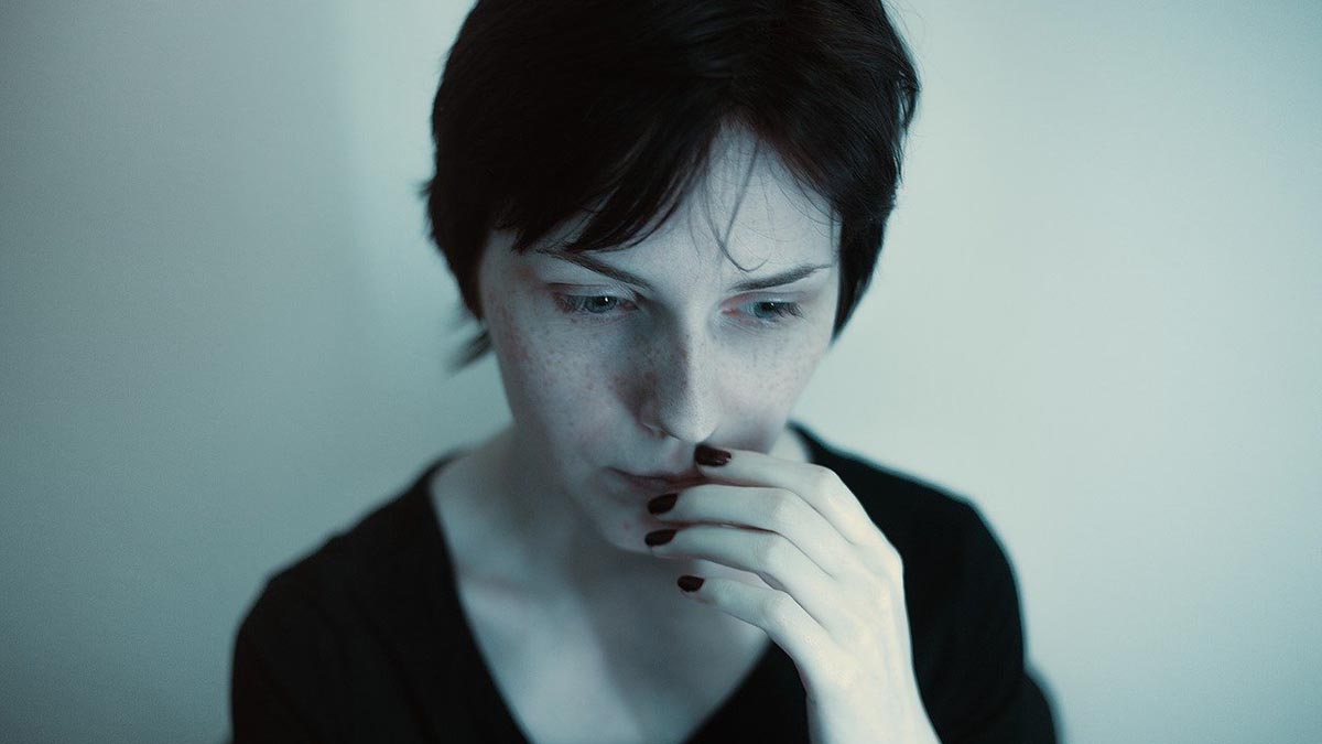 Woran erkennt man eine posttraumatische Belastungsstörung frau-traurig-depressiv-belastung