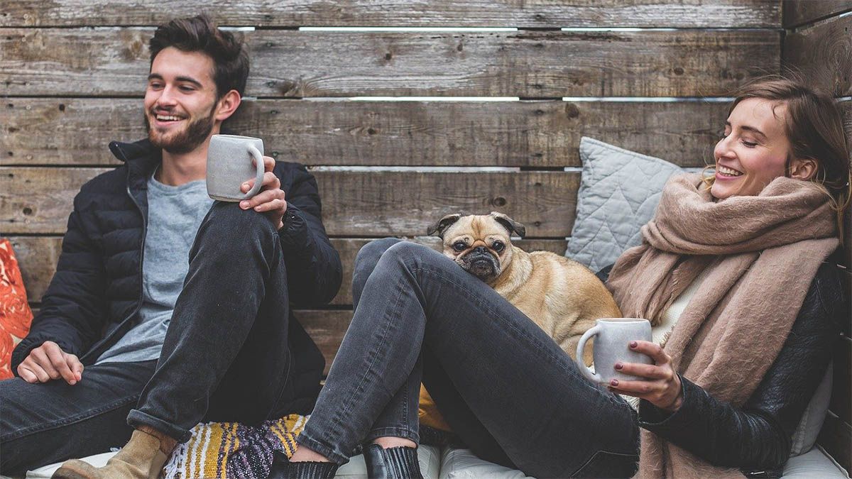 freunde-trinken-im-freien-kaffee-mit-mops