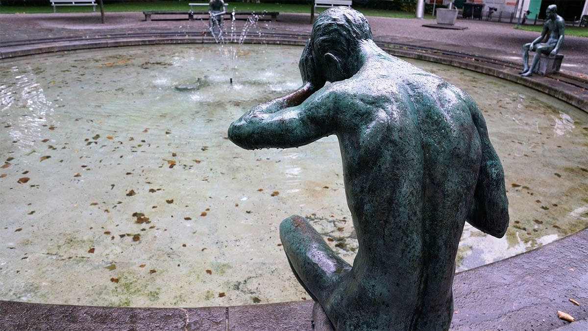 mann statue brunnen ruecken