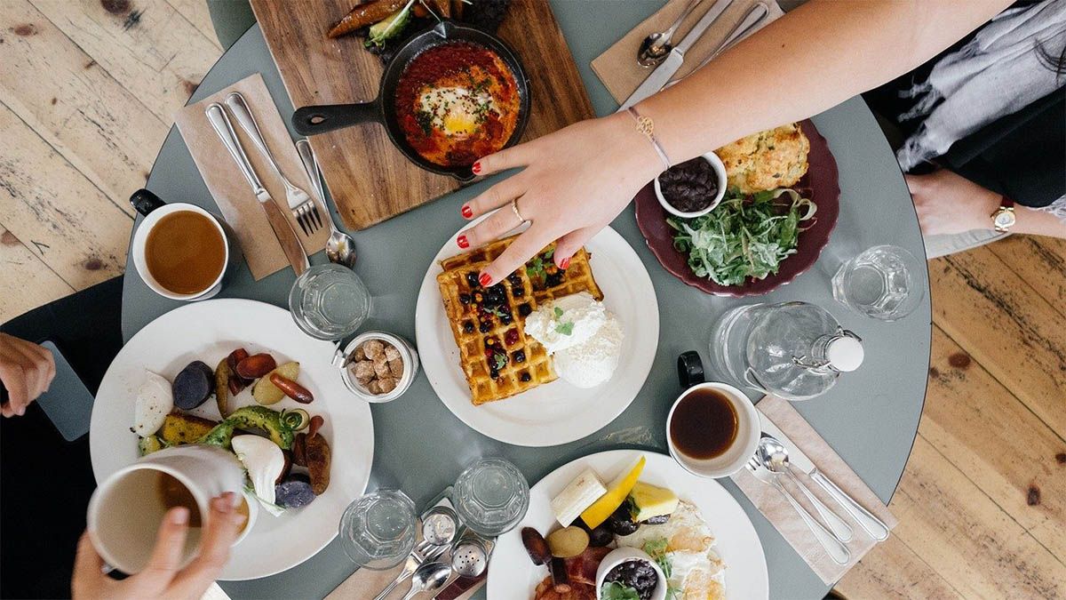 menschen-fruehstueckstisch-essen