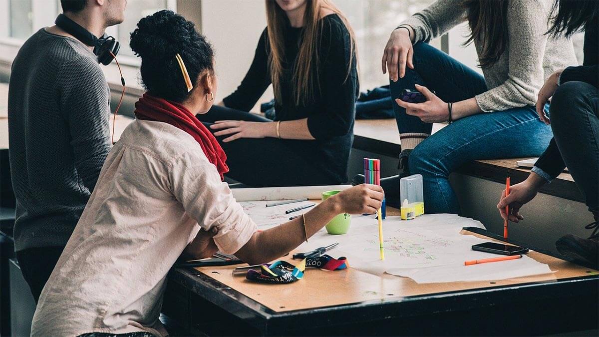 menschen-unterhalten-sich-tisch-planung