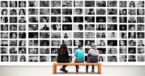 menschen wand viele gesichter